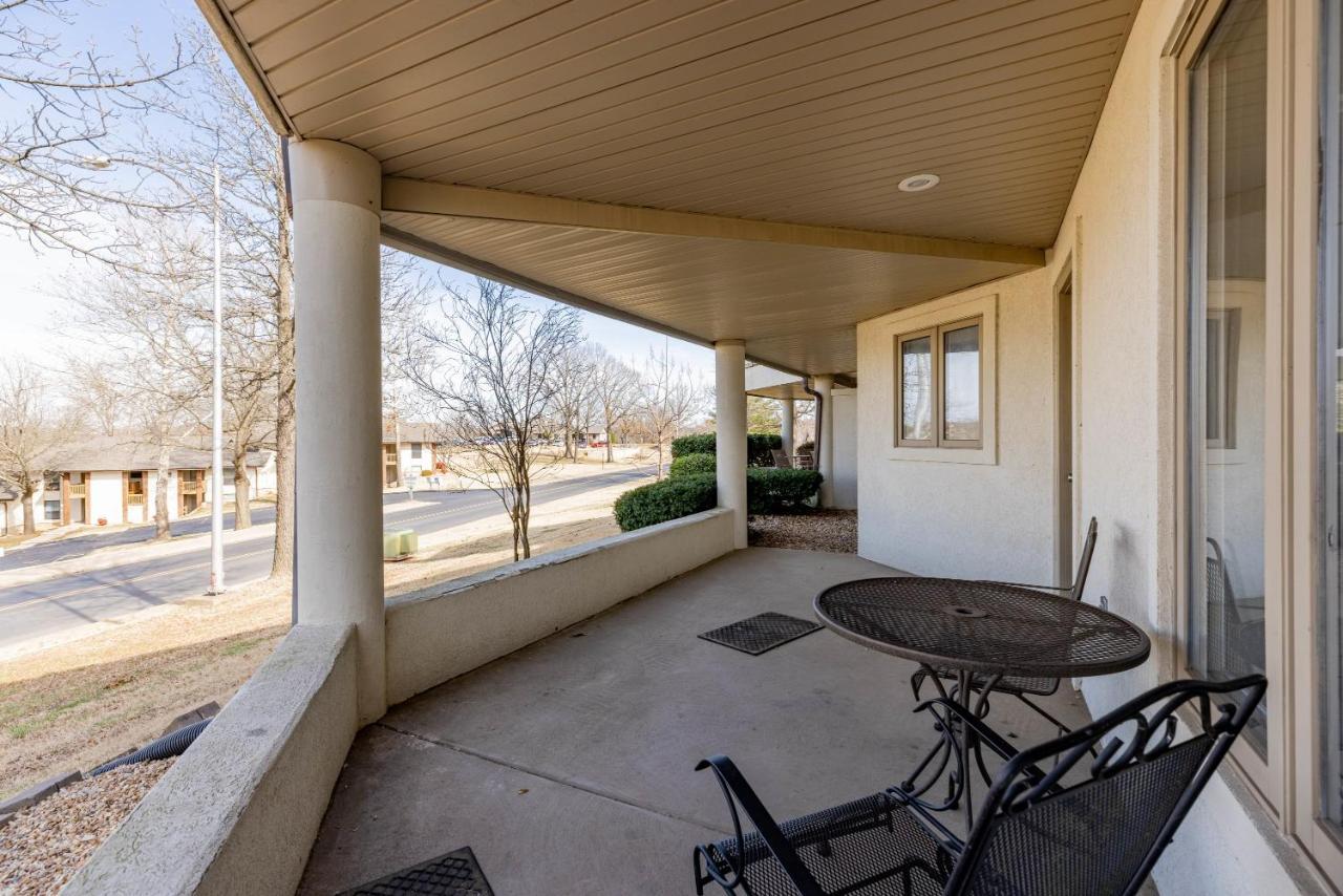 B 32-1 Spacious Villa Close To Pool Branson Buitenkant foto